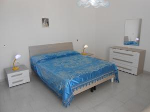 una camera con letto, cassettiera e specchio di Casa Raffaele a Leuca