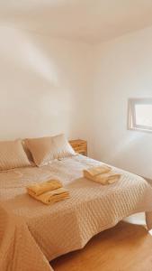 ein Schlafzimmer mit einem Bett, auf dem zwei Handtücher liegen in der Unterkunft SAN MARINO in Villa María