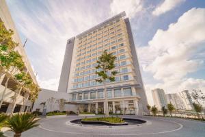 un gran edificio con un árbol delante en Renaissance Cancun Resort & Marina en Cancún