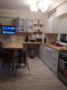 uma cozinha com armários brancos e uma mesa e cadeiras em İstanbulda merkezi konum, müstakil bina em Istambul
