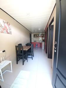 um quarto com uma mesa e cadeiras e uma cozinha em Apartamentos Caimán Tortuguero em Tortuguero
