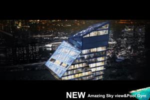 vistas a un edificio alto de una ciudad en Century Spire Makati, en Manila