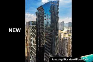 Century Spire Makati في مانيلا: اطلالة على مبنى طويل في مدينة