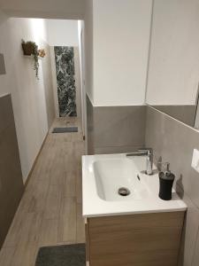 een badkamer met een witte wastafel en een douche bij mdresort villa fronte mare in Trabia