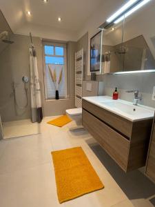 Bathroom sa Privatunterkunft in Reken mit Balkon