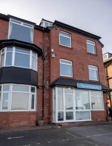 a red brick building with a windowasteryasteryasteryasteryasteryasteryasteryasteryastery at The Wheeldale in Whitby