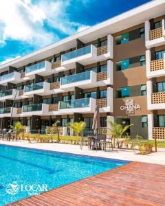 uma imagem de um edifício com piscina em Flat luxo no Mana Beach em Muro Alto 4 pessoas em Porto de Galinhas