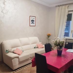 sala de estar con sofá blanco y mesa roja en Marco's Apartment Colosseum, en Roma