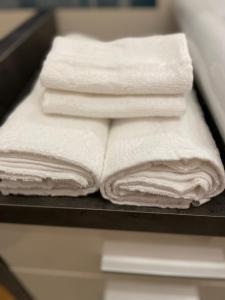 une pile de serviettes blanches sur une étagère dans l'établissement Apartament Rumia 45, à Rumia