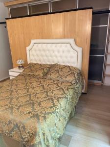 1 dormitorio con 1 cama y pared de madera en Palermo-Las Canitas- Luxury! 100 MIL PESOS POR NOCHE en Buenos Aires