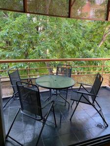 un patio con una mesa y 4 sillas en un porche en Palermo-Las Canitas- Luxury! 100 MIL PESOS POR NOCHE en Buenos Aires