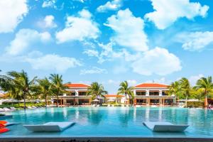vista para a piscina no resort em Luxury Dana Beach Resort & Spa em Da Nang