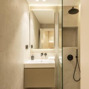 a bathroom with a sink and a mirror at MyHouseSpain - Luminoso piso en Chamberí in Madrid