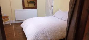 Room with luxury private bathroom, independent entrance, near Tube 객실 침대