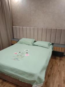 een slaapkamer met een bed met een witte sprei bij apartment seven A in Tasjkent