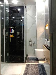 een badkamer met een douche, een toilet en een wastafel bij apartment seven A in Tasjkent