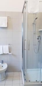 y baño con ducha y lavamanos. en Hotel Santa Lucia, en Venecia