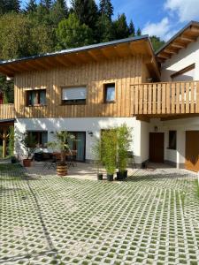 uma casa com um pátio de pedra em frente em Ferienhaus Karlchen em Oberaichwald