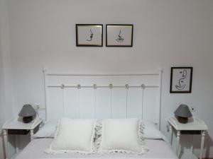 1 dormitorio con 1 cama blanca y 2 mesitas de noche en Piso para 4 en en centro - Catedral, en Granada