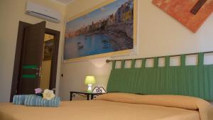 una camera con letto e testata verde di B&B Via Spalti 52 a Trapani