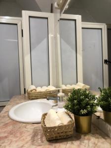 een badkamer met een wastafel en een grote spiegel bij Welcome to Chalet B. in Ifrane