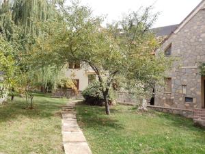 una casa de piedra con un árbol en el patio en Welcome to Chalet B., en Ifrane