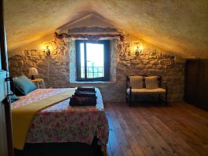 ein Schlafzimmer mit einem Bett und einem Fenster in einem Gebäude in der Unterkunft Old House in Penna San Giovanni