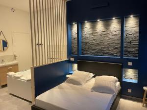 Les Bulles de Mona "Le 149" -PROXIMITE GARE DE LYON- في ليون: غرفة نوم بحائط ازرق مع سرير ومغسلة
