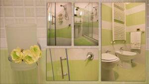 un bagno verde e bianco con un water e un lavandino di B&B Via Spalti 52 a Trapani