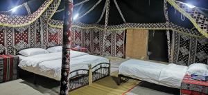 Postel nebo postele na pokoji v ubytování Desert Wonders Camp