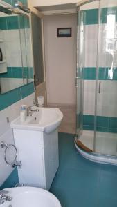 a bathroom with a toilet and a sink and a shower at Elegante e centralissimo appartamento in villa in Ischia