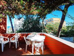 a white table and chairs sitting on a patio at Elegante e centralissimo appartamento in villa in Ischia