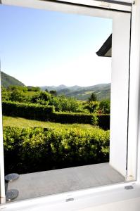 okno z widokiem na ogród w obiekcie Gan Eden B&B w mieście Monterenzio