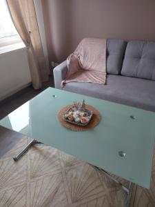 - un salon avec une table basse blanche et un canapé dans l'établissement Le hygge, à Boulogne-sur-Mer
