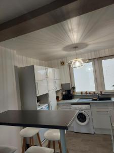 una cucina con tavolo e sedie in una cucina di Le hygge a Boulogne-sur-Mer