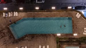 an overhead view of a swimming pool at night at Departamento con vista al mar in Iquique