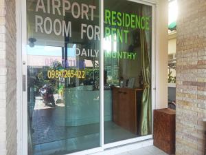 Nu Phuket Airport Resident 1 في شاطئ ناي يانغ: نافذة أمام متجر لغرفة ناضجة بصبر