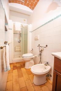 a bathroom with a toilet and a shower and a sink at Affitti Brevi Toscana - Ospitalità in Campagna in Talamone