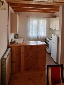 - une cuisine avec des placards en bois et un réfrigérateur blanc dans l'établissement Jankovic Chalet, à Kolašin
