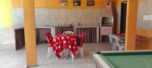 uma cozinha com mesa e cadeiras num quarto em Hospedagem Recanto do Lago em Angra dos Reis