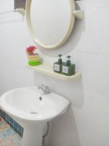 La salle de bains est pourvue d'un lavabo et d'un miroir. dans l'établissement Nu Phuket Airport Resident 1, à Nai Yang Beach