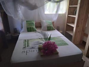 - une chambre avec 2 lits fleuris dans l'établissement Kaz Créole Jardin et Jacuzzi Privés, à Saint-François