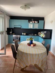 Кухня или мини-кухня в Casa Fumica Apartment

