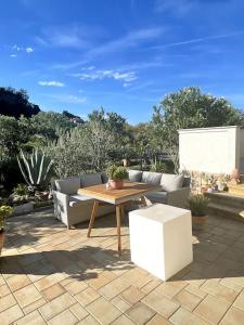 un patio con mesa y sofás en Casa Fumica Apartment en Palit