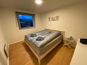 Ένα ή περισσότερα κρεβάτια σε δωμάτιο στο Fiskerhuset langø
