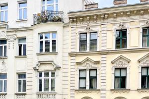 un edificio bianco con finestre e balcone di City-Center-Apartment Hip Area, Big & New a Vienna