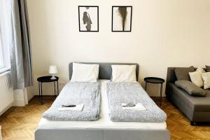 un letto in un soggiorno con divano di City-Center-Apartment Hip Area, Big & New a Vienna