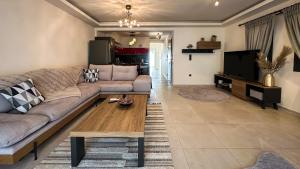 een woonkamer met een bank en een salontafel bij Meteora Skyline by Meteora Residencies in Kalabaka
