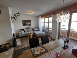 ein Wohnzimmer mit einem Tisch und einem Sofa in der Unterkunft Ferienlandhaus Alpinum in Lenggries
