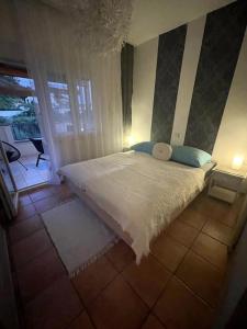 a bedroom with a large bed with a window at Casa Fumica Studio in Kampor